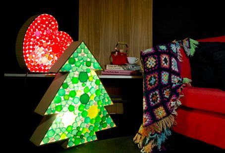ÁRBOLES DE NAVIDAD HECHOS CON TAPONES RECICLADOS. NAVIDAD ECO