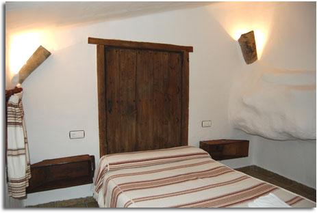 decoración de dormitorio rústico de una cueva con objetos tradicionales