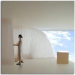 EXPOSICIÓN DE MOLO EN BURGOS. SEPARADOR DE ESPACIOS DE PAPEL. FLEXIBLE, LIGERO Y MODELABLE