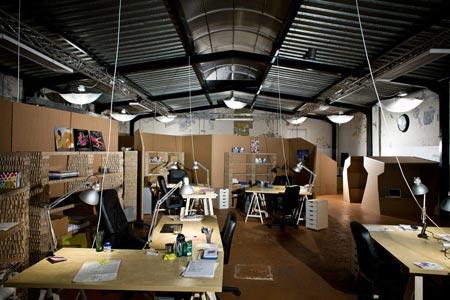 INTERIOR DE OFICINA DE CARTÓN