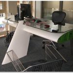 MESA DE OFICINA REALIZADA CON EL ALA RECICLADA DE UN AVIÓN