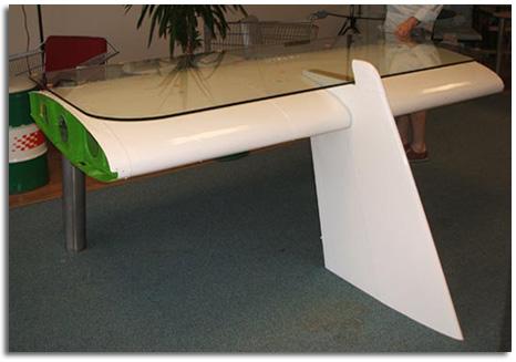 MESA DE OFICINA REALIZADA CON UN ALA RECICLADA DE AVIÓN