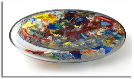 RECICLAR RESIDUOS DE VIDRIO. CUENCOS DE TROZOS DE VIDRIO ROTOS