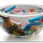 RECICLAR RESIDUOS DE VIDRIO. CUENCOS DE VIDRIO DE MURANO CON TROZOS DE CRISTALES ROTOS