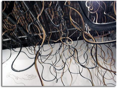DARÍO ESCOBAR. BIENAL DE ARTE VENECIA 09. INSTALACIÓN ESCULTORICA CON NEUMÁTICOS DE BICICLETAS