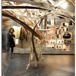 DISEÑO DE BOUTIQUE EN PARIS CON MATERIALES RECICLADOS. INSTALACIÓN ARTÍSTICA PARA DECORAR