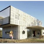 CASA MANIFIESTO. CONSTRUIDA CON CONTENEDORES DE TRANSPORTE Y PALÉS