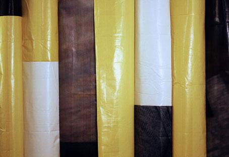 CORTINAS HECHAS CON ANUNCIOS RECICLADOS