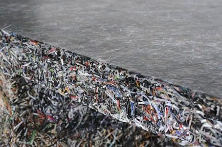 MATERIAL ECOLÓGICO PARA CONSTRUIR MOBILIARIOS. TIRAS DE PAPEL DE REVISTAS MEZCLADAS CON RESINA