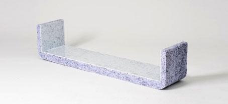 MATERIAL ECOLÓGICO PARA CONSTRUIR MOBILIARIOS. TIRAS DE PAPEL DE REVISTAS MEZCLADAS CON RESINA