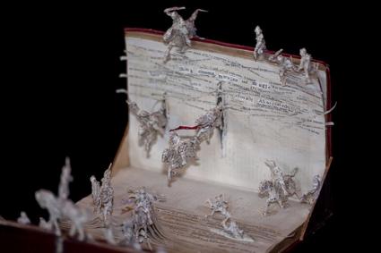 ESCULTURAS HECHAS CON LIBROS