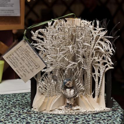 ESCULTURAS HECHAS CON LIBROS