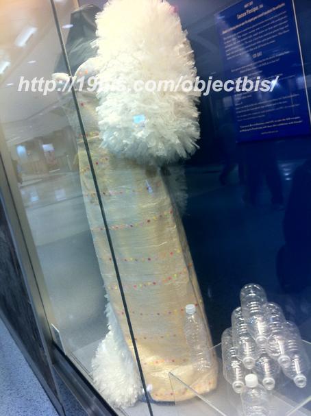 bestido hecho con botellas recicladas