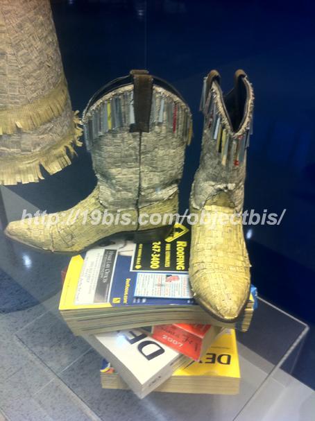 botas hechas con papel de revistas y guias telefonicas