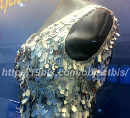 detalle de vestido hecho con chapa de lata