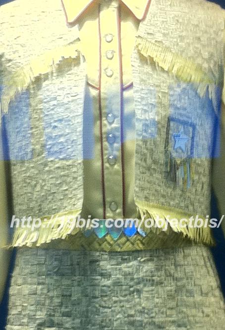 moda realizada con papel de paginas amarillas