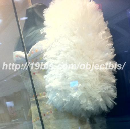 VESTIDO HECHO CON BOTELLAS DE PLASTICO