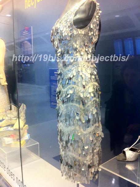 VESTIDO HECHO DE CHAPAS