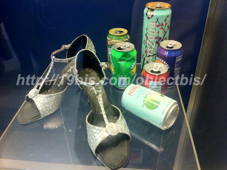 ZAPATOS REVESTIDOS CON LATAS DE REFRESCOS