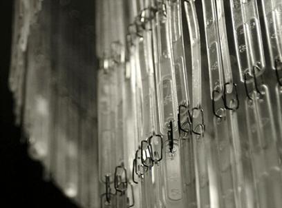 LÁMPARA REALIZADA CON PALITOS DE PLÁSTICO DE CAFÉ RECICLADOS