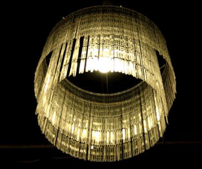 LÁMPARA REALIZADA CON PALITOS DE PLÁSTICO DE CAFÉ RECICLADOS