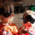 Elaborar divertidas máscaras de superhéroe con botella o bombona de plástico